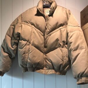Wrangler outerwear puff jacket in khaki very fluffy warm zip front w pockets M
